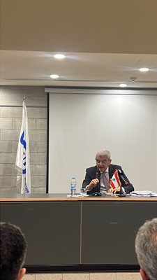 عيسى الخوري محاوراً صناعيّي الكورة في جامعة سيّدة اللويزة في برسا 